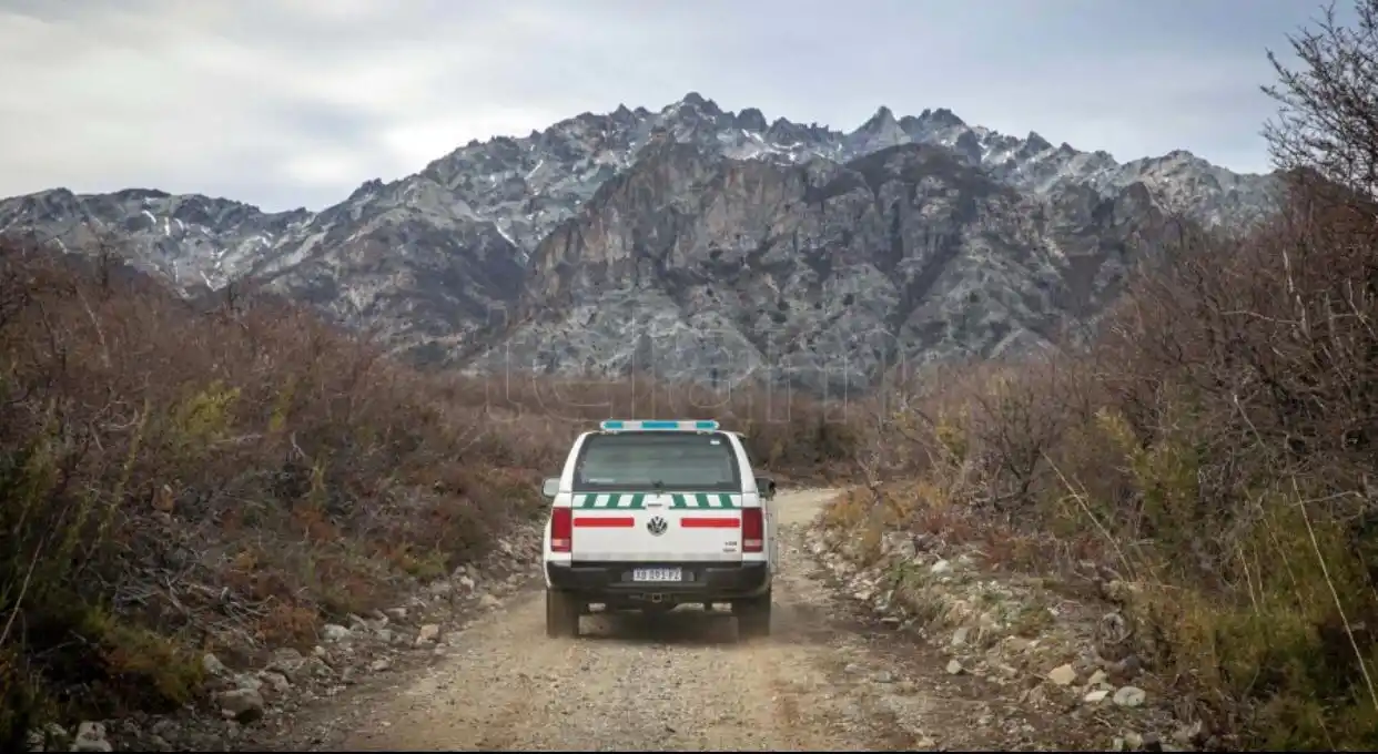 La ciudad de Bariloche y el Parque Nacional Nahuel Huapi son de las zonas más extensas del país. Su geografía y demografía son muy heterogéneas y de un complicadísimo acceso. Es por eso que la tarea de relevamiento para el Censo 2022 se divide entre los trabajadores del parque y la división de montaña de Gendarmería Nacional, quienes son los que tienen los vehículos y el entrenamiento apropiado para cruzar ríos arroyos y caminos inhóspitos de ripio.