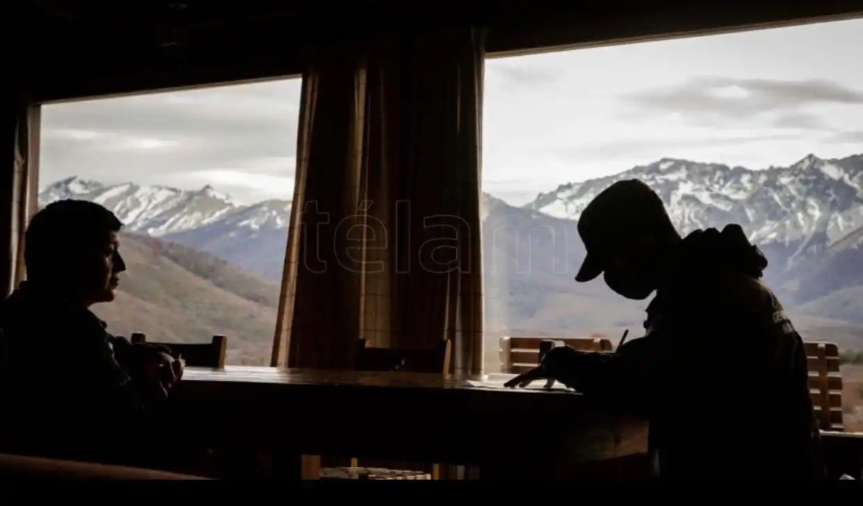 En la Estancia Baguales, en Rio Villegas, luego de cruzar el río en camioneta, trabajadoras como Rosa recibieron a los gendarmes que censaban en las zonas rurales cercanas a la ciudad de Bariloche.