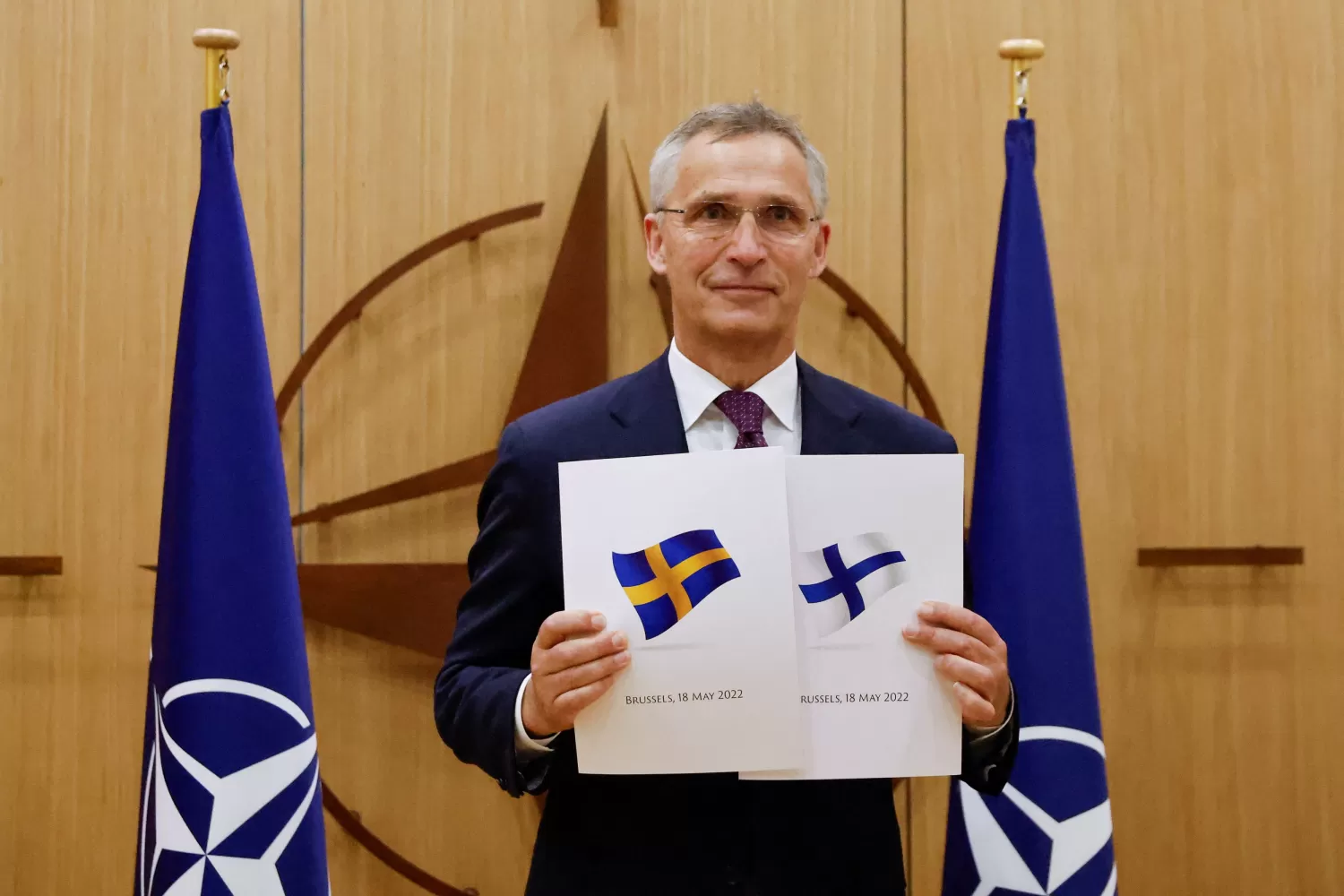 FORMALIDAD. Los representantes de Finlandia y Suecia hicieron hoy el pedido después de más de 70 años de neutralidad.