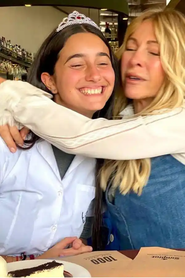 ABUELA Y NIETA. Cris Morena, junto a la joven Azul.