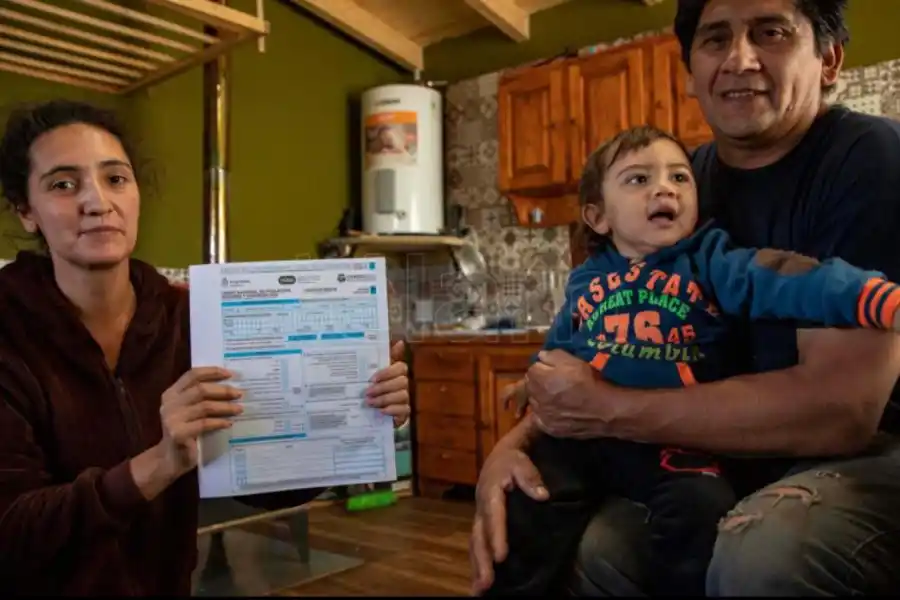 Ana, Juan y Felipe, en el paraje de Ñirihuau arriba, abrieron sus puertas, muy amables,y recibieron a los gendarmes censadores con café y algo para aplacar el frío cordillerano.