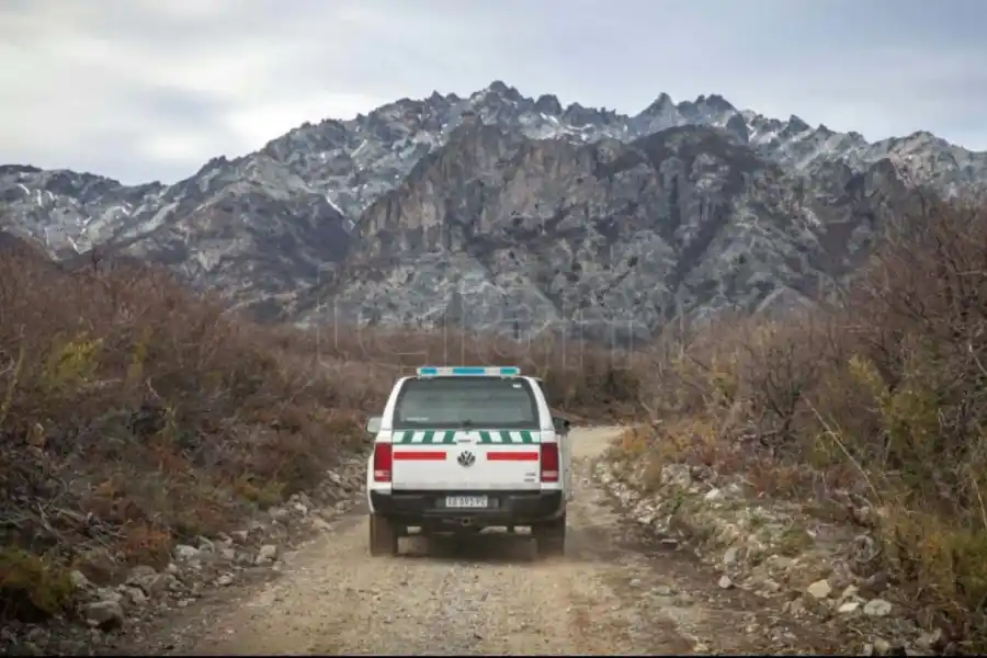 La ciudad de Bariloche y el Parque Nacional Nahuel Huapi son de las zonas más extensas del país. Su geografía y demografía son muy heterogéneas y de un complicadísimo acceso. Es por eso que la tarea de relevamiento para el Censo 2022 se divide entre los trabajadores del parque y la división de montaña de Gendarmería Nacional, quienes son los que tienen los vehículos y el entrenamiento apropiado para cruzar ríos arroyos y caminos inhóspitos de ripio.
