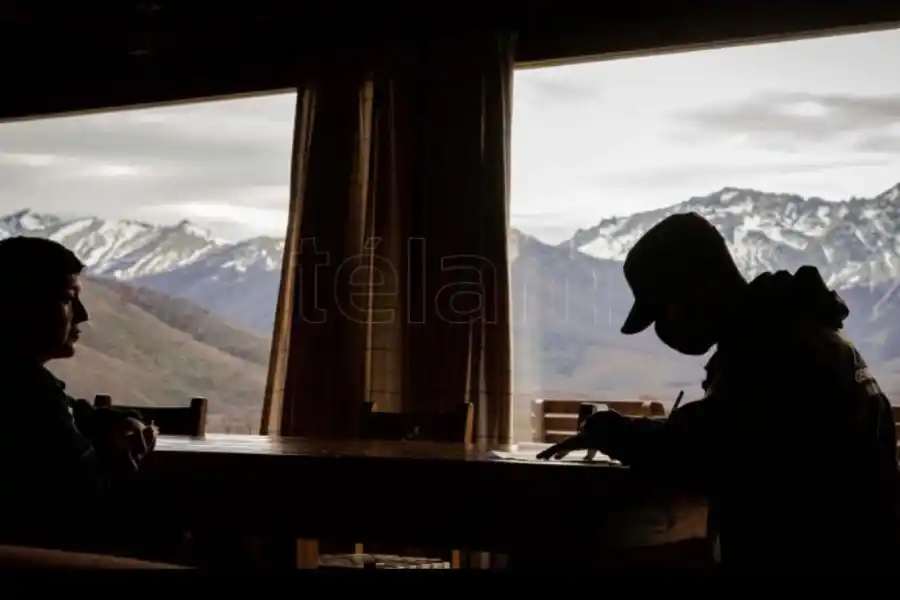 En la Estancia Baguales, en Rio Villegas, luego de cruzar el río en camioneta, trabajadoras como Rosa recibieron a los gendarmes que censaban en las zonas rurales cercanas a la ciudad de Bariloche.
