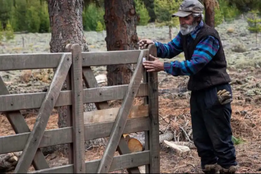 Esteban, propietario del campo en Ñirihuau arriba, recibe en la tranquera a Gendarmería Unidad de Montaña, los encargados de realizar el relevamiento censal. Es sordo y la encuesta la contestó su hija, Ana, dentro de su casa.