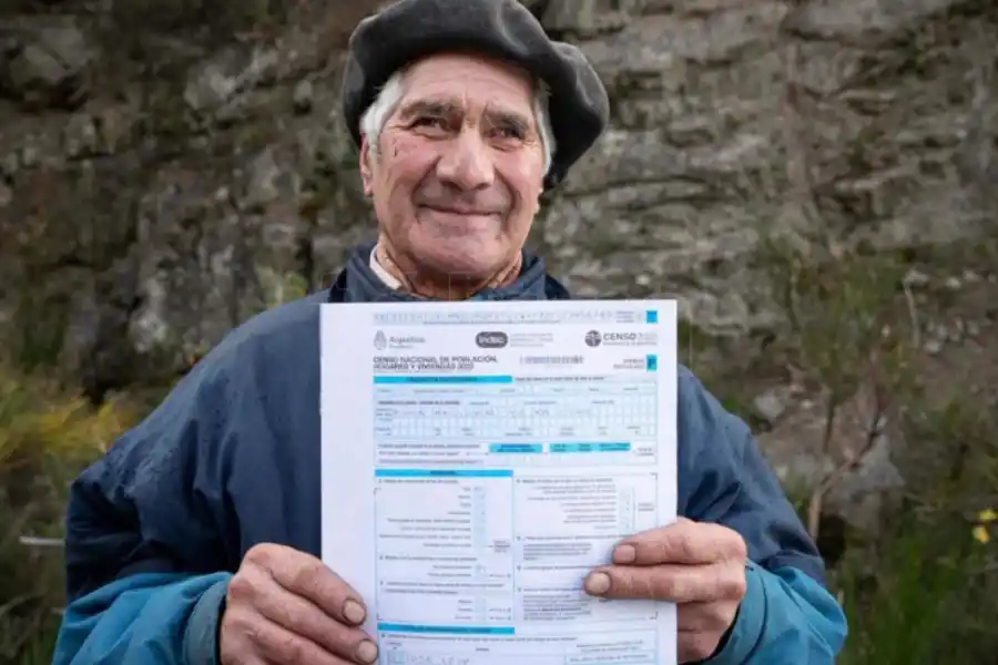 León, un hombre de más de 70 años que vive en el Paraje Río Villegas, 50.km al sur de Bariloche, frente a donde fueron los incendios durante el verano de este año. Lo censaron en plena ruta 40, donde estaba buscando su caballo. Luego pasaron por su casa y le dejaron el sticker que indica que su casa fue censada.