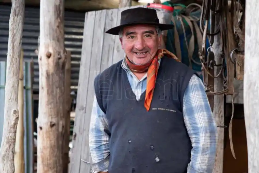 Luis es cuidador. Pasa todo los inviernos y el verano allí, en el Nirihuau arriba, a 40 km al noreste de la ciudad de Bariloche. Realiza los múltiples trabajos del campo, corta la leña para calefaccionar la casa principal y su casa.