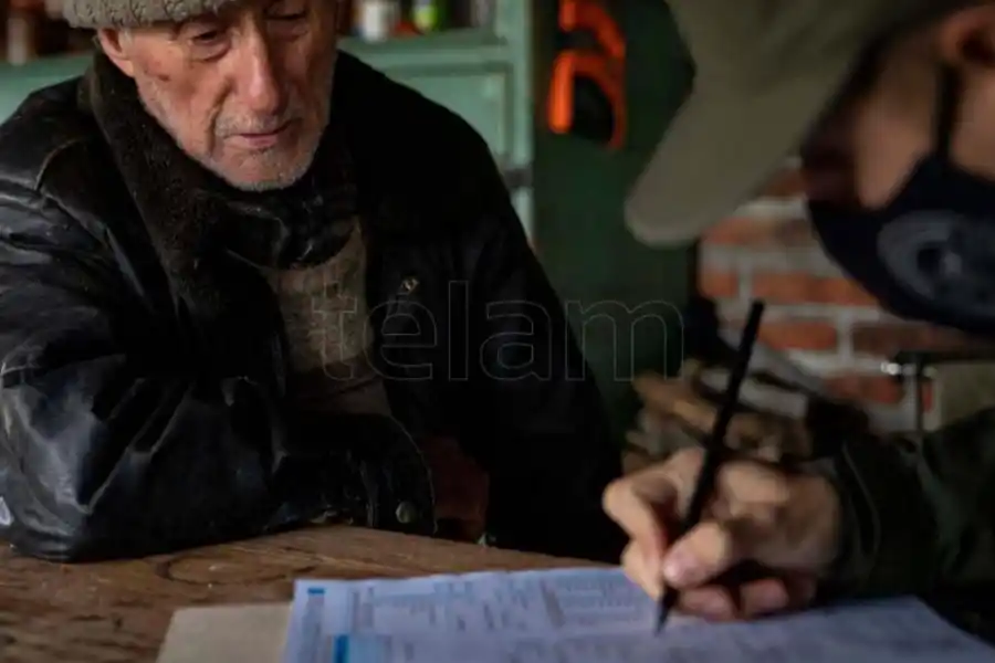 Raúl, un hombre de 88 años que toda su vida transcurrió en el campo, antes en Villegas y ahora en el Ñirihuau arriba. Recibió a los gendarmes censistas, cerca del hogar a leña, y contestó todo el cuestionario. Cuenta que lo llamaron hace unos meses para cuidar el campo y está viviendo allí permanente.