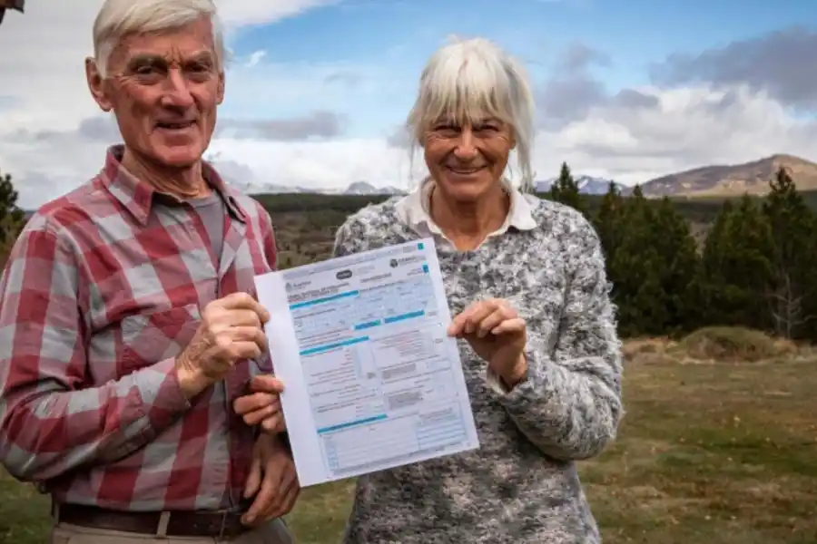 Virginia y su marido, Pedro, en su campo pintoresco, la zona rural del Nirihuau arriba, con una hermosa casita naranja sobre una loma. Los animales anuncian la llegada de los censistas. No dudan en recibir a los gendarmes cálidamente y contestar el censo completo.