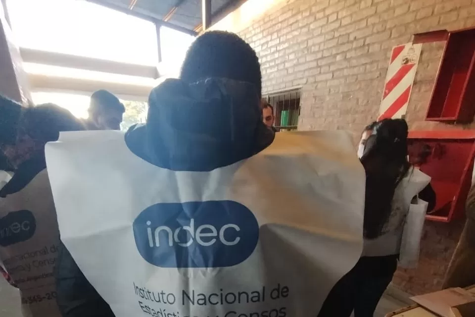 CENSO PRESENCIAL 2022. Un censista se prepara para recorrer Tucumán. Foto de LA GACETA / Franco Vera