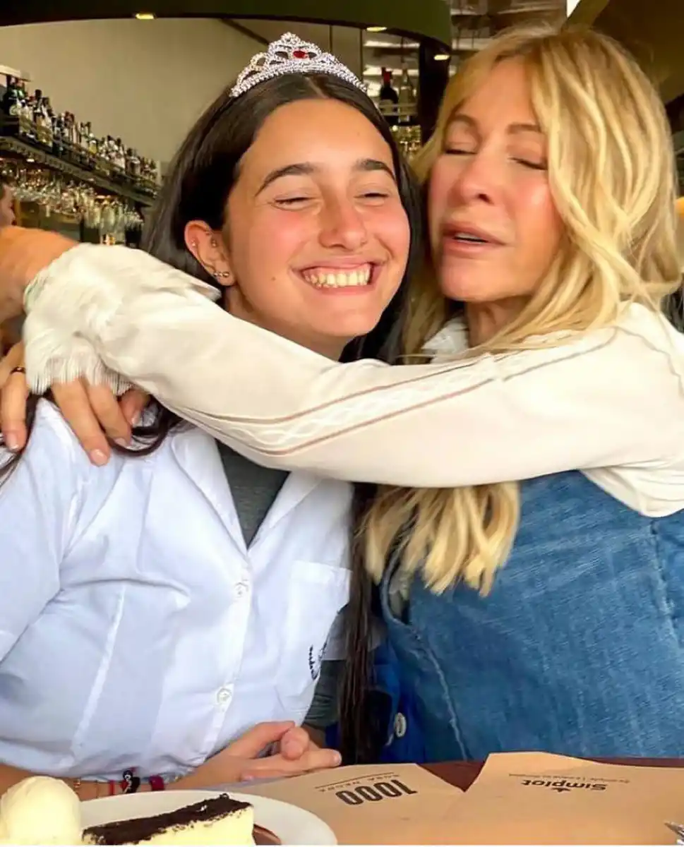 ABUELA Y NIETA. Cris Morena, junto a la joven Azul.