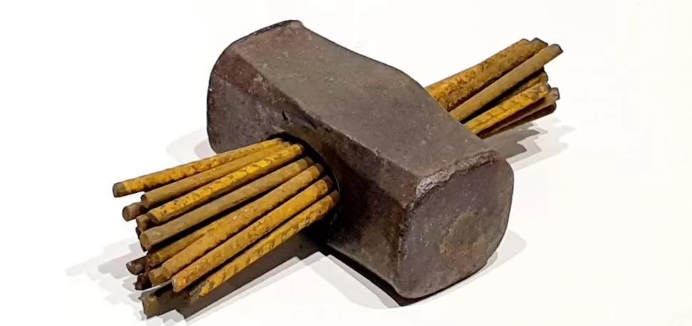 GRUPO. El conjunto se ve obligado a permanecer fuertemente unido.