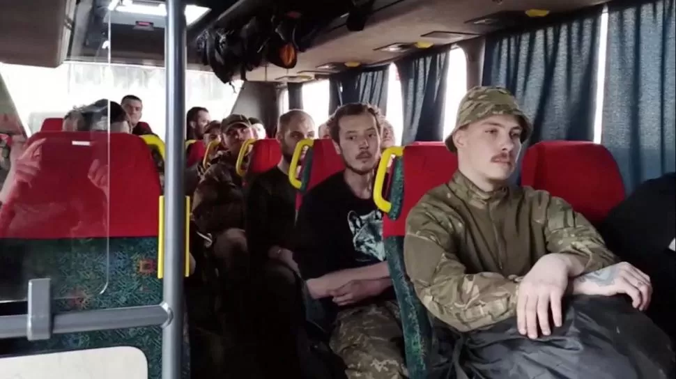 DERROTADOS. La expresión de los soldados ucranianos lo dice todo.