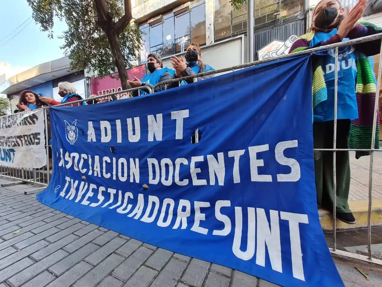 Cortan el tránsito en plena 25 de Mayo por la elección del Rector de la UNT