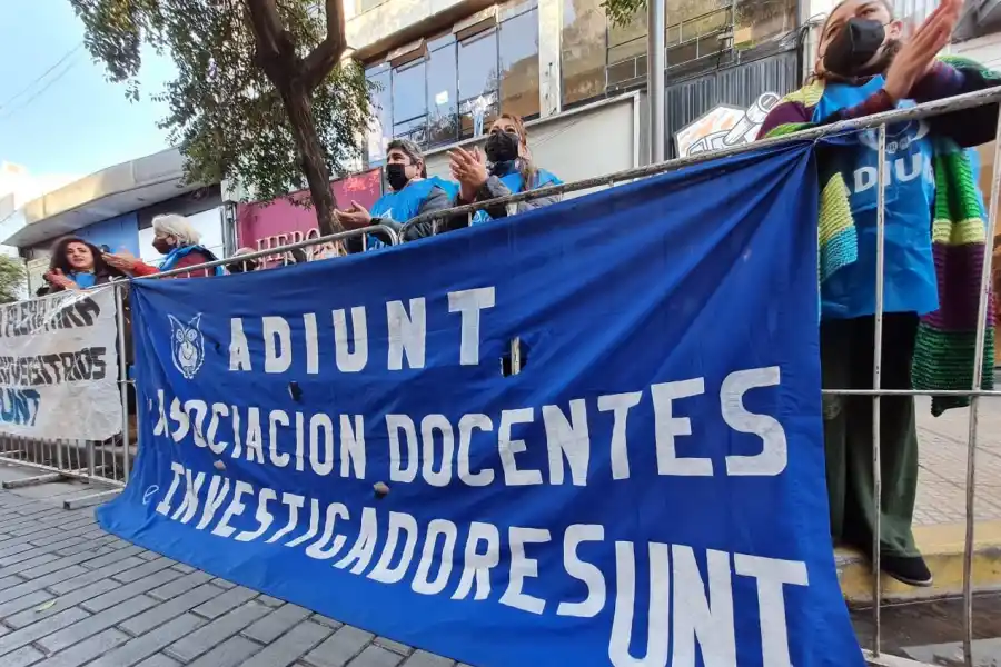 Cortan el tránsito en plena 25 de Mayo por la elección del Rector de la UNT