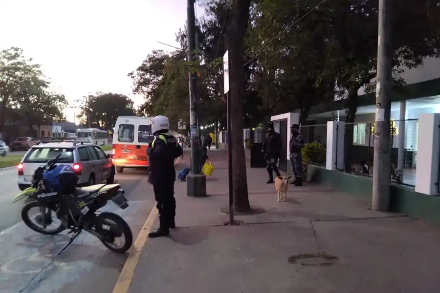 EN YERBA BUENA. Efectivos de la Policía custodian el colegio San Javier, luego de las amenazas anónimas. 
