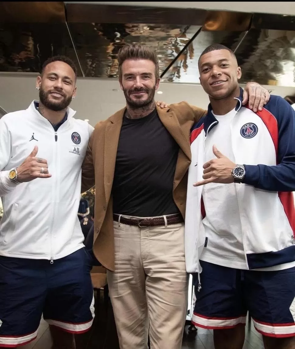 BUENA ONDA. Neymar, David Beckham y Kylian Mbappé estuvieron juntos en Qatar. 