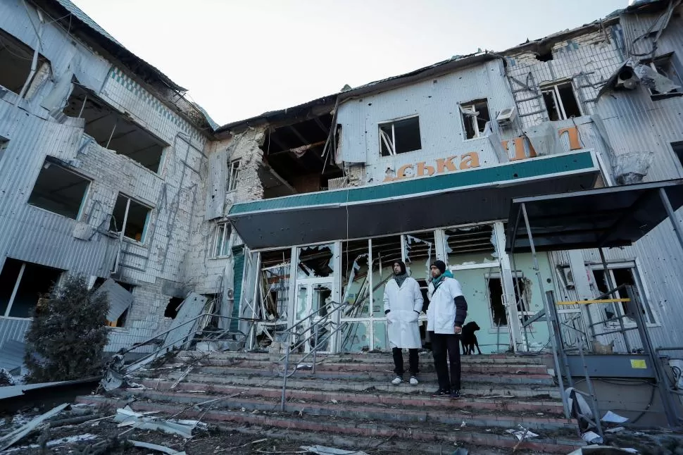 HOSPITAL DESTRUIDO. Desolados, dos médicos ucranianos observan el resultado de un ataque ruso en Mariúpol. El sistema de salud está devastado. 