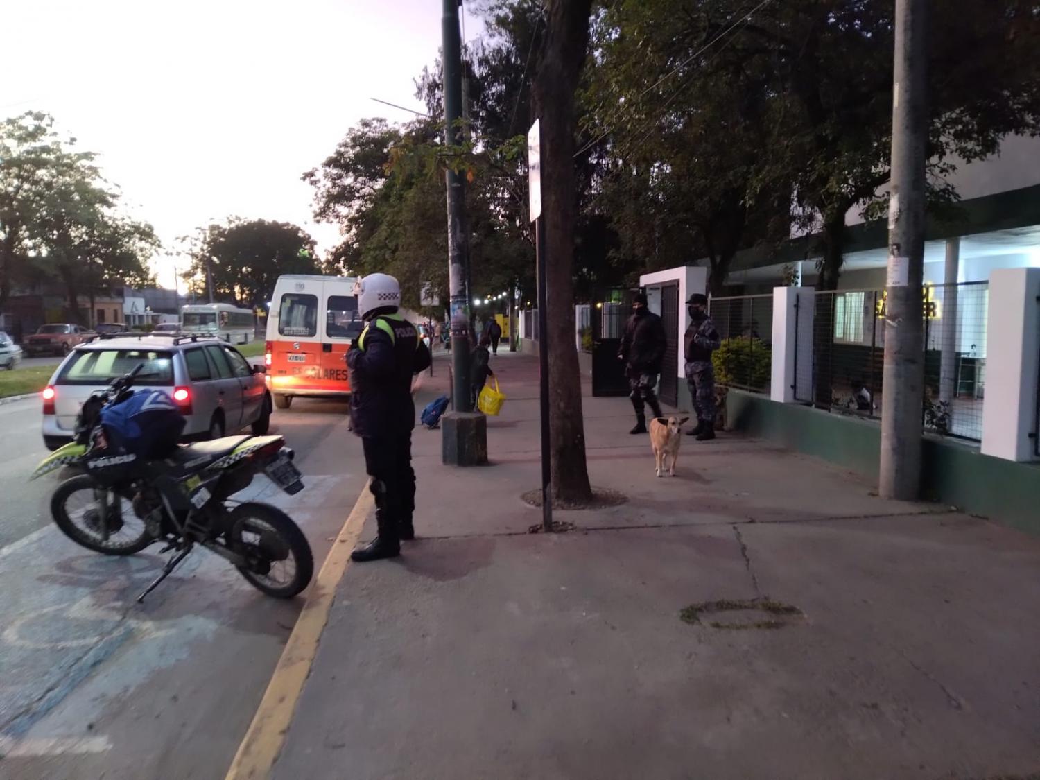 EN YERBA BUENA. Efectivos de la Policía custodian el colegio San Javier, luego de las amenazas anónimas. 