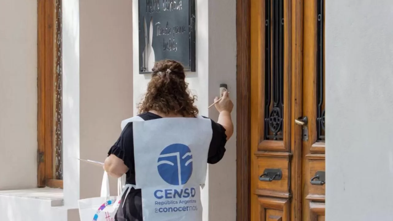 Censo 2022: censó a un joven que le gustó en La Plata y lo busca por las redes