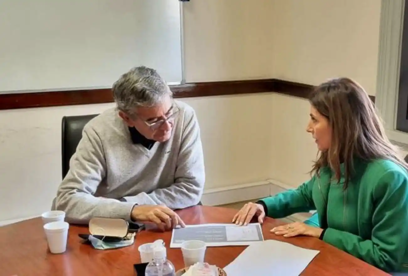 EN BUENOS AIRES. Sisto Terán, junto a Carolina Vargas Aignasse, en la reunión por el proyecto para la bicisenda San Miguel de Tucumán-El Cadillal. Comunicación Pública