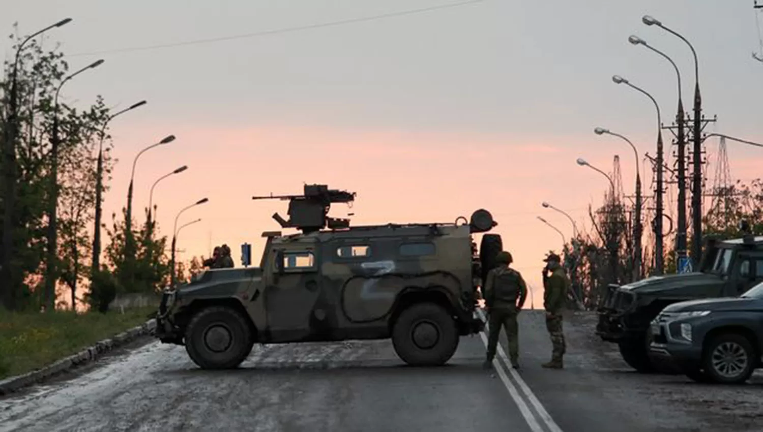 EN GUARDIA. Soldados rusos controlan una zona de la ciudad de Mariúpol.