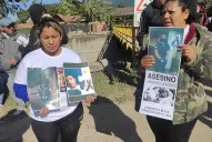 Familiares de Morales y de Saldaño protestan afuera del country donde está detenido Zarlenga