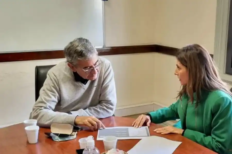 EN BUENOS AIRES. Sisto Terán, junto a Carolina Vargas Aignasse, en la reunión por el proyecto para la bicisenda San Miguel de Tucumán-El Cadillal. Comunicación Pública