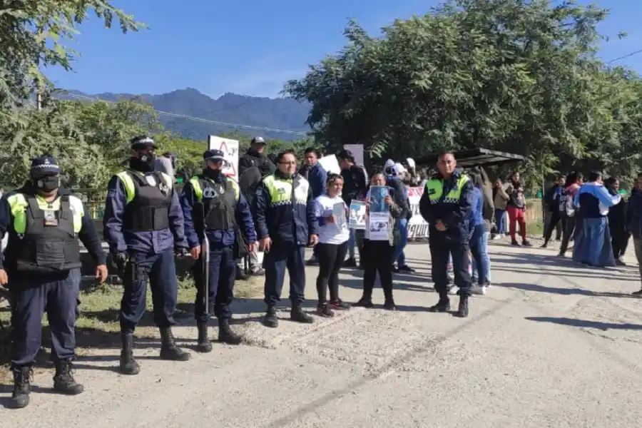 Familiares de Morales y de Saldaño protestan afuera del country donde está detenido Zarlenga