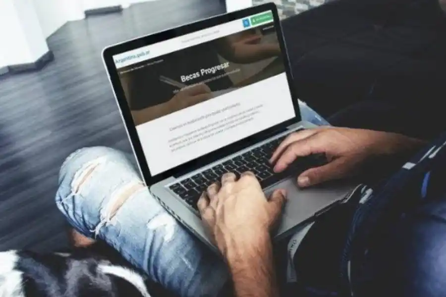 Los titulares de las Becas Progresar van a poder cobrarlo ya que forman parte de los programas sociales compatibles 