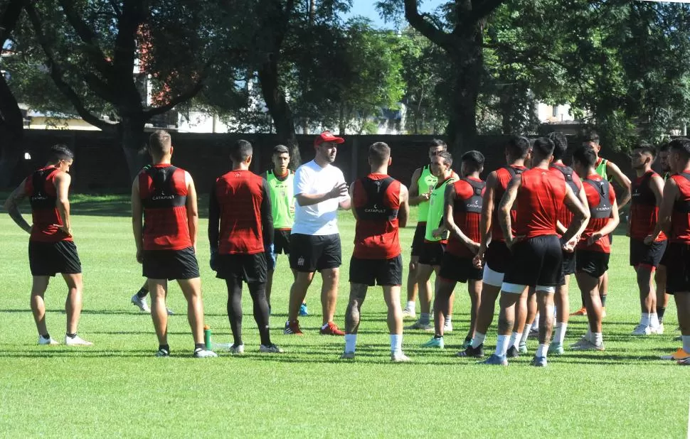 OBJETIVO INMEDIATO. El plantel trabaja sabiendo que aún queda mucho por recorrer en el torneo de la Primera Nacional. Eso sí, de cara al juego del domingo contra Tristán Suárez, la meta es volver a sonreír. la gaceta / foto de antonio ferroni