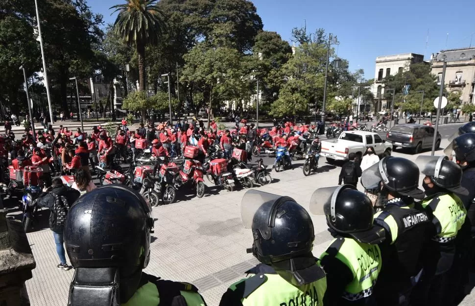 “NO CUMPLIERON CON NADA” Los cadetes autoconvocados se manifestaron frente a Casa de Gobierno por la inseguridad en las calles. 