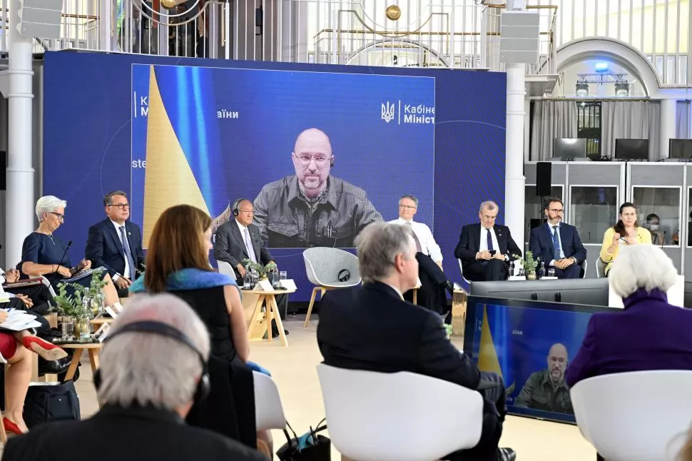 PODEROSOS. El primer ministro ucraniano habla a los jefes financieros. 