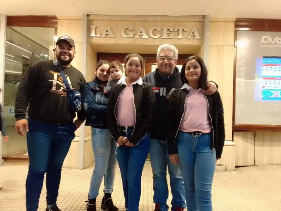 JUAN HAROLD JUÁREZ. Posa con familiares.  