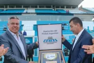 Chiqui Tapia recibió una distinción y una camiseta en los festejos del Decano