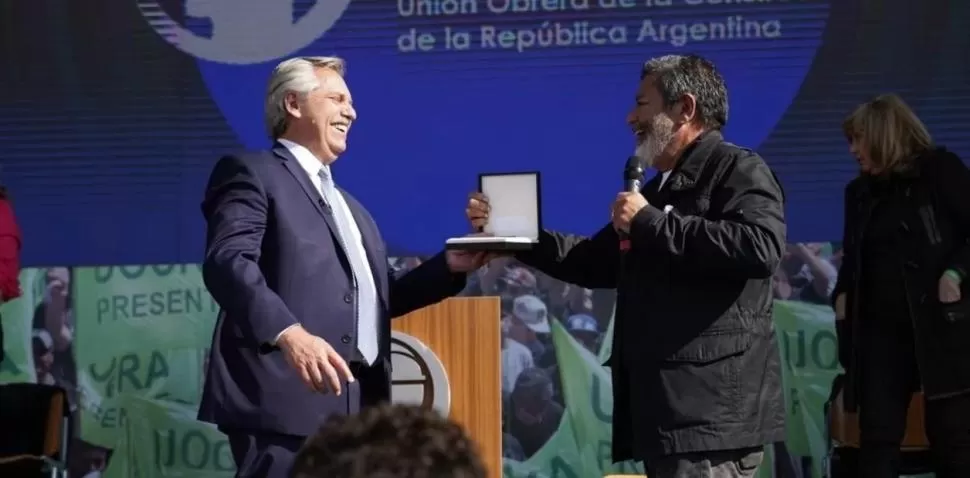 SUGESTIVO. Una lapicera fue el regalo del líder de la Uocra, Gerardo Martínez, al Presidente. 