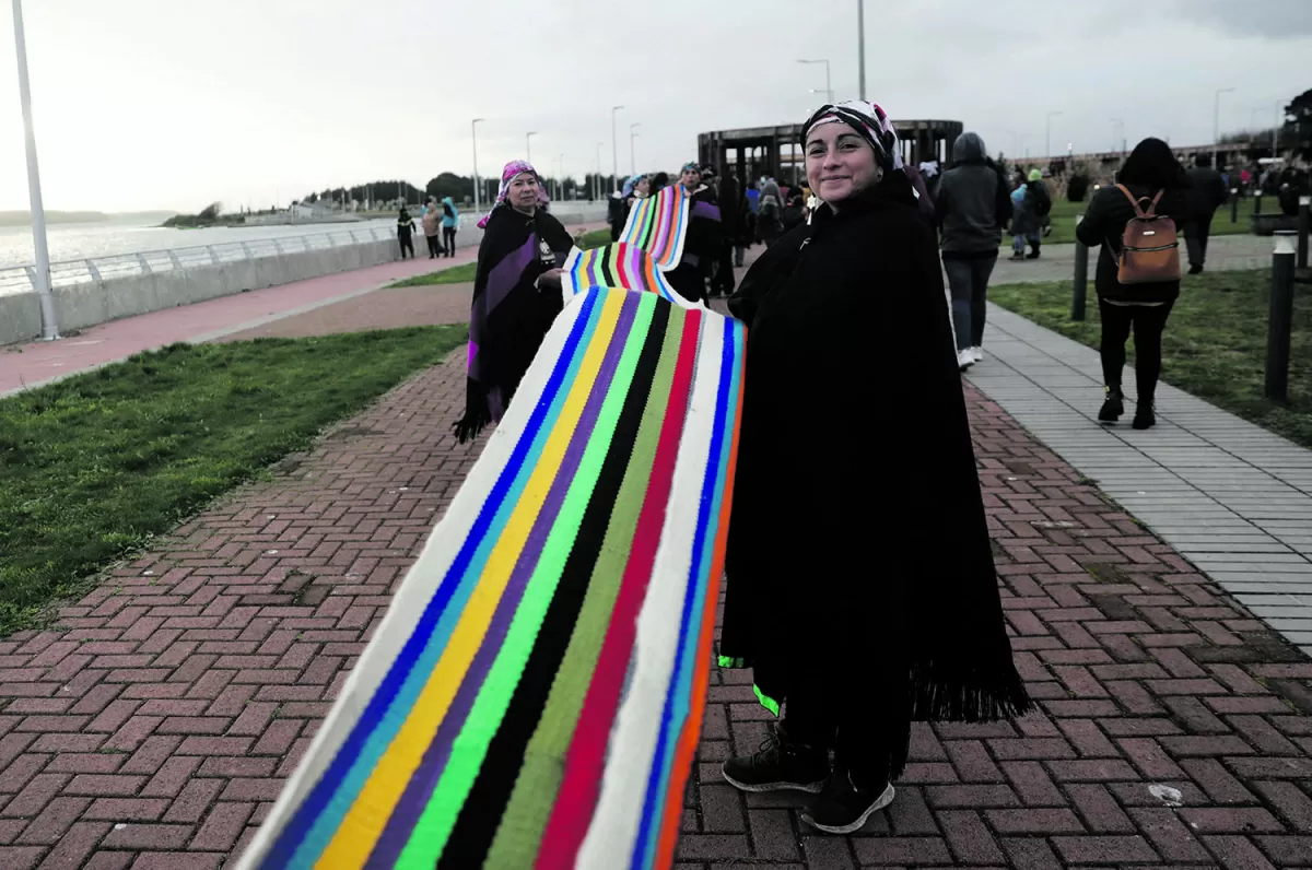 Mujeres mapuche tejen un kilómetro de arco iris
