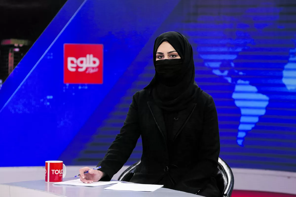 Las periodistas afganas tienen que cubrirse la cara para hacer su trabajo