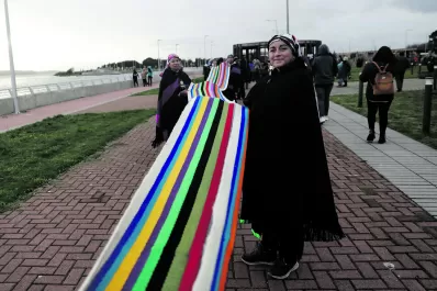 Mujeres mapuche tejen un kilómetro de arco iris