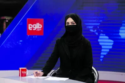 Las periodistas afganas tienen que cubrirse la cara para hacer su trabajo