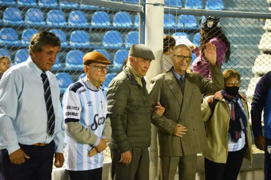 NO FALTÓ NADIE. Todas las generaciones estuvieron presentes anoche en la fiesta del Monumental, entre ellos Adalberto Villecco y el ex jugador, Hugo Ginel. 