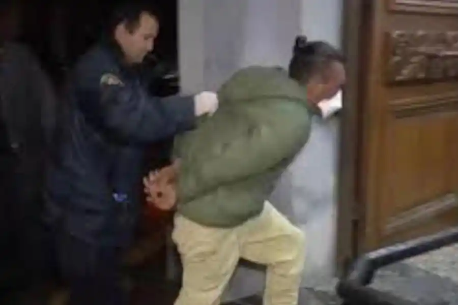 El momento de la detención de Sena.