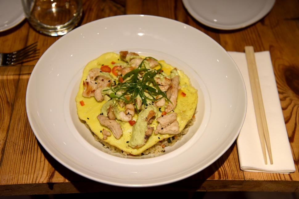 CHAUFA AEROPUERTO. Una de las novedades del menú integra el arroz con pollo con una tortillita de huevo y salsa, para aprovechar distintos registros en el paladar. LA GACETA / FOTOs DE JOSé NUNO