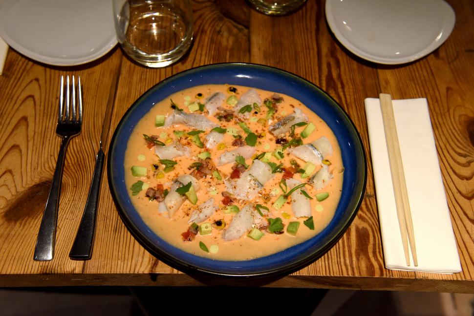 TIRADITO CHARAPITA. Un pescado blanco es la base de esta preparación, que se completa con ajíes, palta y cilantro, para no dejar nada en el plato.