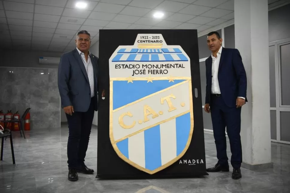 VISITA ILUSTRE. Claudio Tapia llegó ayer invitado por Mario Leito para formar parte de los festejos del centenario. El titular de la AFA quedó impresionado con el estadio. 