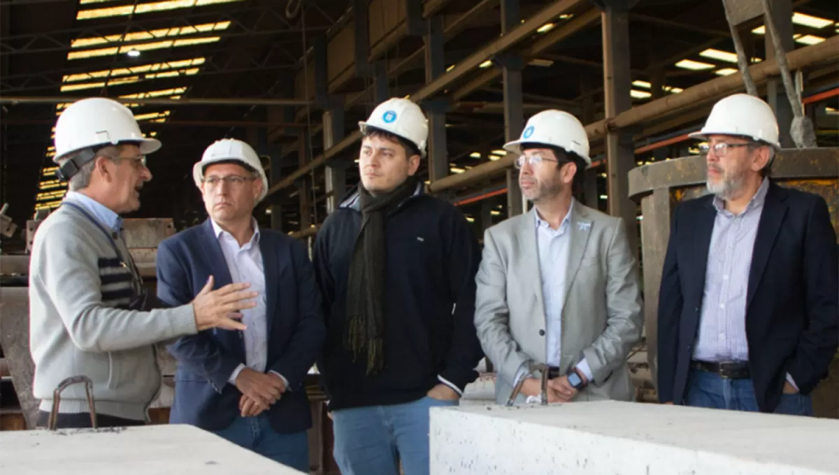 EL PLAN. El vicepresidente 1° Bruno Sogno, el tesorero Hugo Ledema y el presidente Rubén Moisello visitaron la fábrica de Tensolite.
