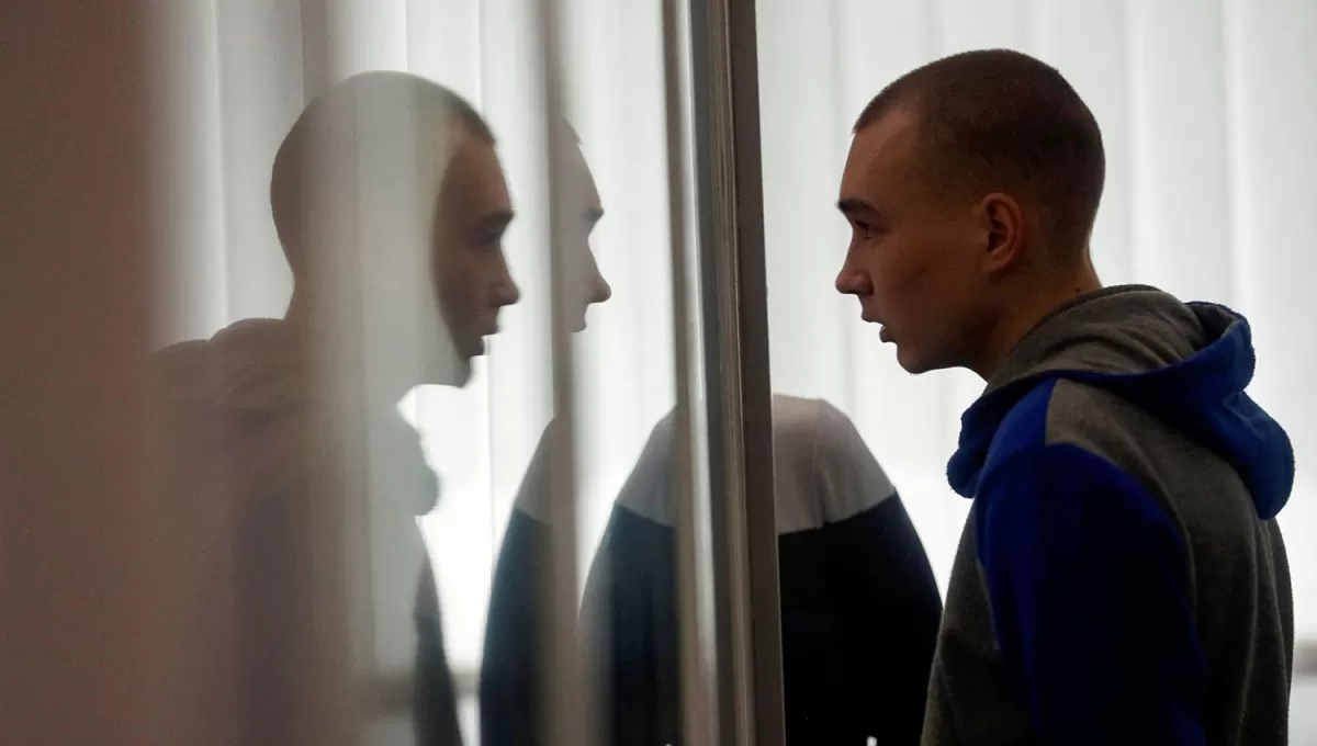 EL PRIMERO. Vadim Shishimarin confesó su crimen y recibió la pena máxima prevista por el tribunal ucraniano.
