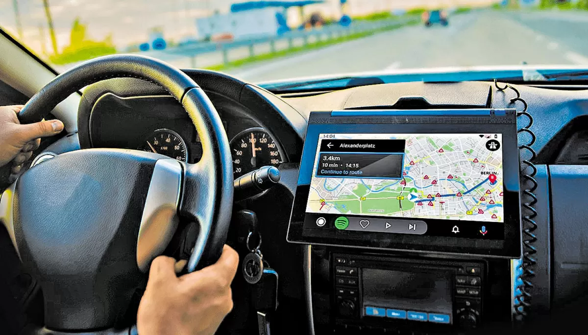 ¿Es ilegal usar GPS y apps al conducir?