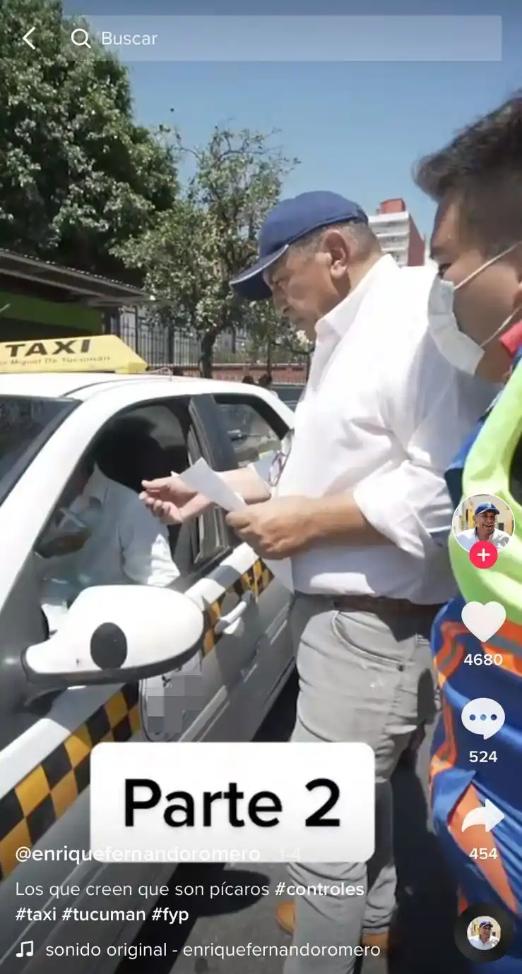 CONTROL EN LA CALLE. Revisan documentos y a la vez filman.  