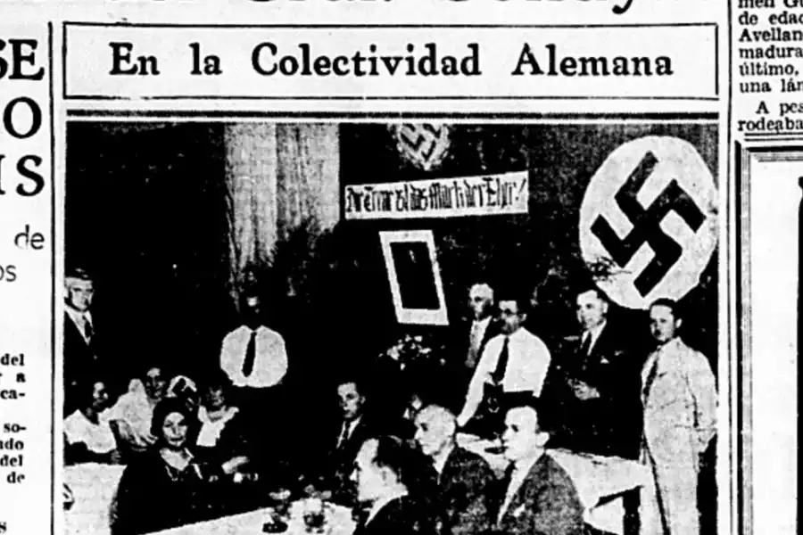 BAR GERMANIA. El grupo se reunió para recordar la llegada al poder del fuhrer en 1933. Svástica y propaganda nazi. 