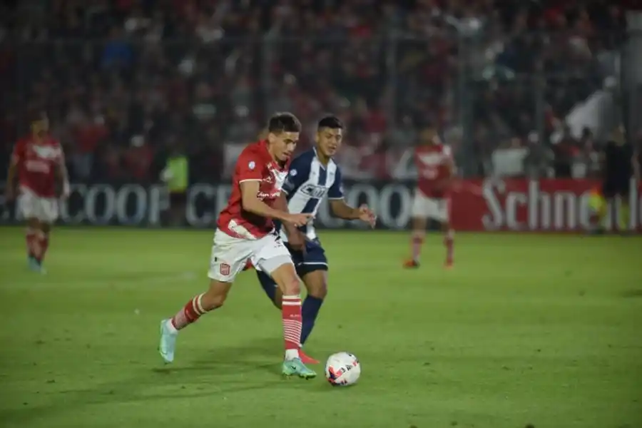 MOVEDIZO. Jourdan generó desequilibrio por las bandas y complicó siempre. la gaceta / fotos de inés quinteros orio 